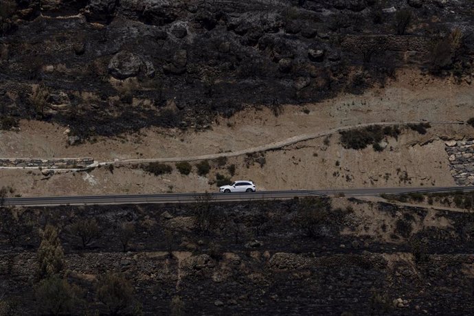 Un coche pasa por la carretera tras el incendio, a 20 de agosto de 2022, en Bejís