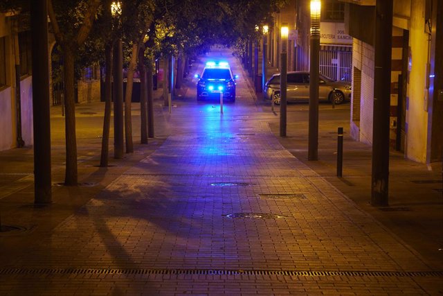 Archivo - Coche de la Policía Nacional patrulla por la ciudad de Pamplona, durante la primera noche de entrada en vigor del toque de queda en Navarra, a 24 de julio de 2021, en Pamplona, Navarra (España). 