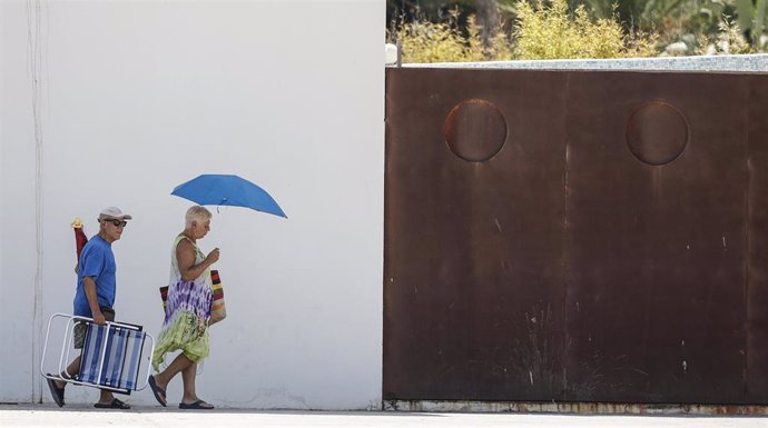 Bañistas se dirigen a la Playa de la Malvarrosa