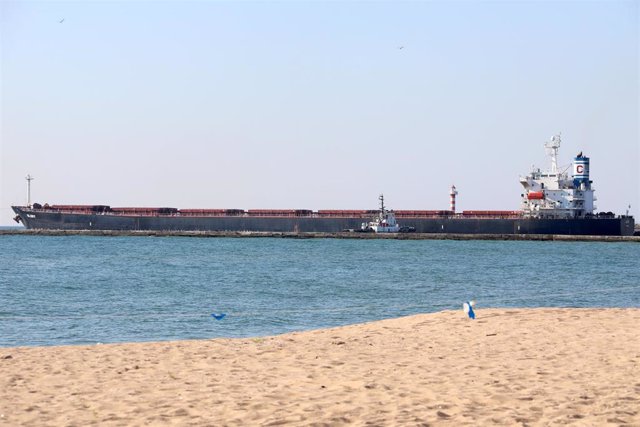 Un barco con cereales en un puerto ucraniano en Odesa