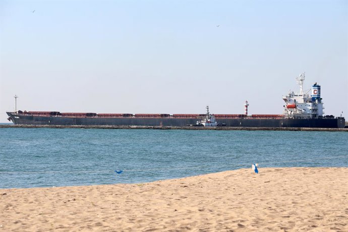 07 August 2022, Ukraine, Odessa: Two bulk carriers with Ukrainian grain leave Chornomorsk sea port. The ship "Star Helena" heads for China with 45 thousand tons of sunflower seeds, while "Glory" heads for Istanbul port with 66 thousand tons of corn. Pho
