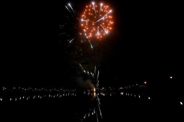 Archivo - Fuegos artificiales en el lago del parque Pradolongo.