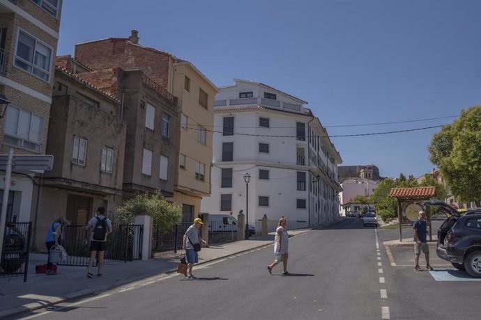 Vecinos vuelven a las calles de Bejís tras ser desconfinados