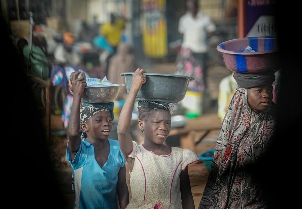 Archivo - Unas niñas caminan por una calle de Bamako