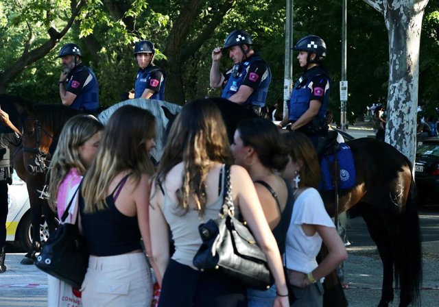 Archivo - Varios policías montados a caballo controlan la multitud de estudiantes tras finalizar las pruebas de la EvAU, a 9 de junio de 2022, en Madrid (España). 