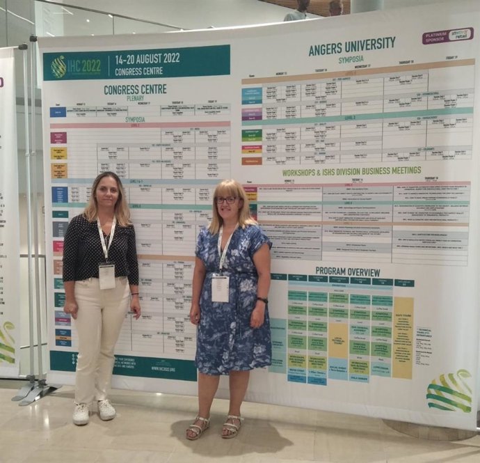 Las investigadoras Juliana Navarro y Ana Pina, en el Congreso Internacional Hortícola en Angers (Francia).