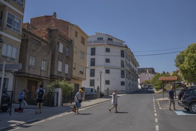 Veïns tornen als carrers de Begís després de ser desconfinats