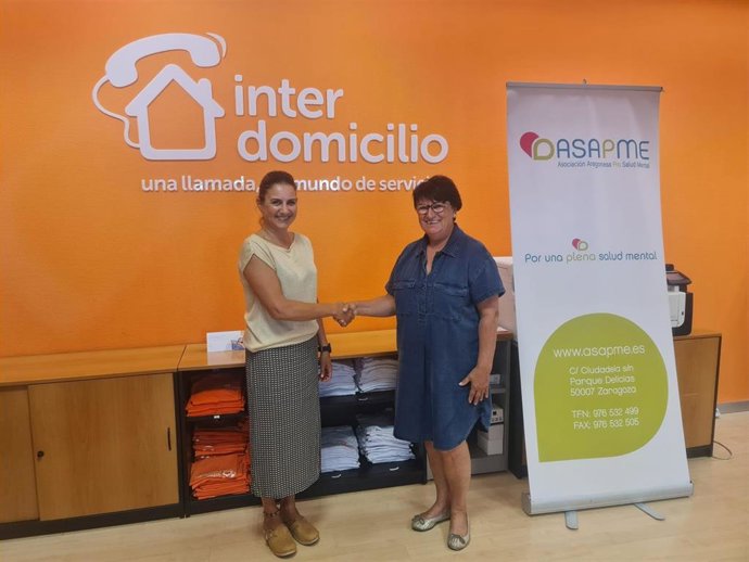 La directora de Interdomicilio Zaragoza Norte, Ana Santafé, y la gerente de la Asociación Aragonesa Pro Salud Mental (ASAPME-Aragón), Ana López Trenco, firman un acuerdo de colaboración.