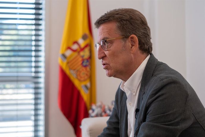 El president del Partit Popular, Alberto Núñez Feijóo, durant una entrevista per a Europa Press, a la seu del PP gallega a Santiago de Compostella