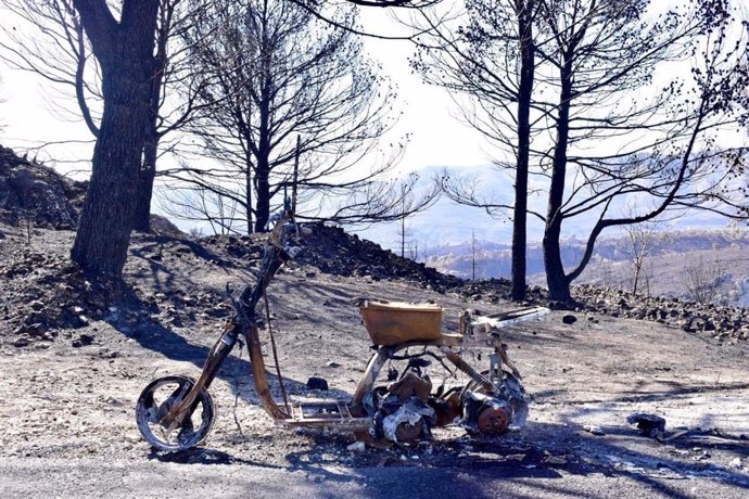 Una motocicleta quemada a la entrada de Vall d'Ebo por el incendio forestal