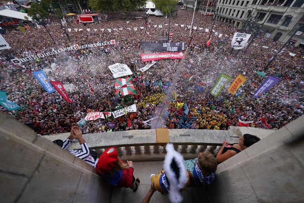 La actriz Itziar Lazkano da el pregón de las Fiestas de Bilbao junto a la txupinera Iratxe Palacios, en el balcón del teatro Arriaga, a 20 de agosto de 2022