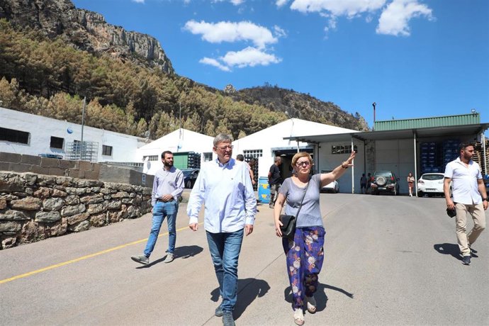 El 'president' de la Generalitat, Ximo Puig, y la alcaldesa de Bejís (Castellón), María José Madrid, visitan la planta embotelladora de la localidad