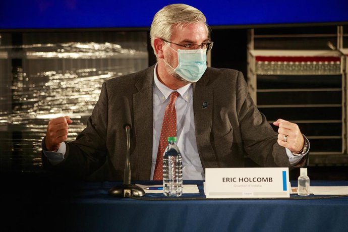 Archivo - El gobernador de Indiana, Eric Holcomb.