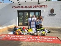 El Ayuntamiento de  Granada dona 15 cajas con 3.000 camisetas y material deportivo para niños de un poblado de Togo