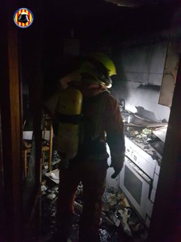 Asistida una persona tras incendiarse la cocina de su casa en Requena (Valencia)