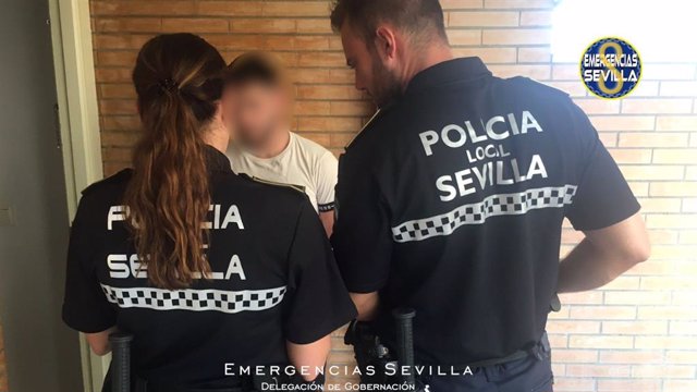 Agentes de la Policía Local de Sevilla identifican al joven