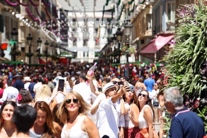 Miles de personas abarrotan las calles del centro de la capital en el último día de la Feria de Málaga a 20 de agosto de 2022 en Málaga, Andalucía.