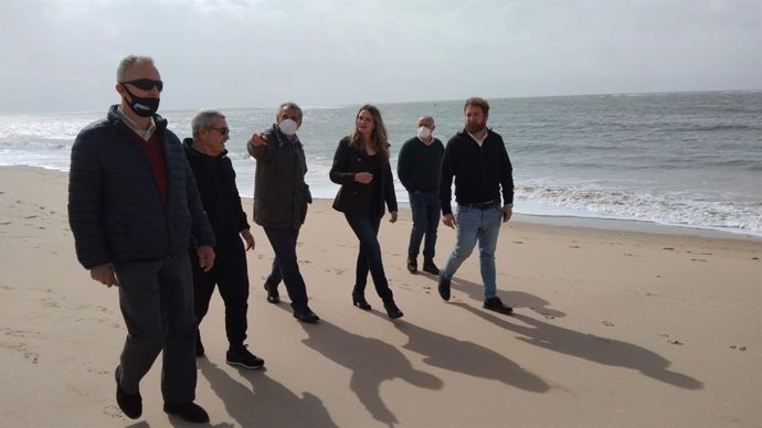 La diputada María Ponce con los representantes de Salvemos las playas de El Portil y Nuevo Portil en una visita a la playa el pasado marzo