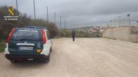 Hallan en un mismo día dos cadáveres en Melilla: uno en el mar y otro en un solar junto a la frontera