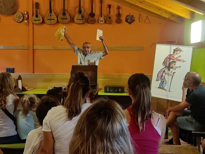Familiares de Joaquín Costa visitan la Casa de los Títeres de Abizanda y asisten a un recorrido teatral sobre su vida.