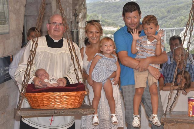 La familia Girón Cama de Graus ofrece al pequeño Maxi, de mes y medio de edad, a la Virgen de Torreciudad.