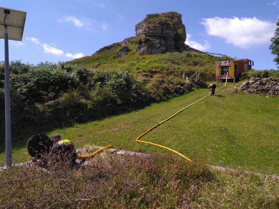 Los bomberos llevan agua al barrio La Pedrosa de San Roque de Riomiera
