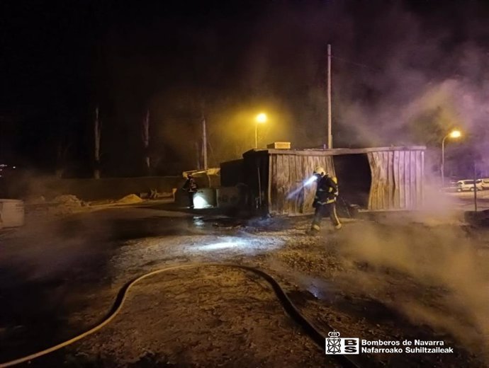 Un bombero en las labores de extinción.