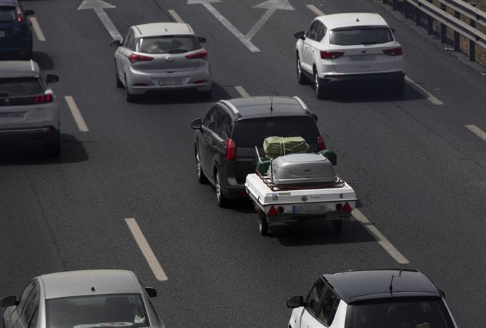 Varios vehículos circulan por la autovía A-49 sentido a Huelva el primer día de la tercera operación salida del verano de 2022 , a 12 de agosto de 2022, en Sevilla (Andalucía, España). 