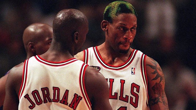 Michael Jordan y Dennis Rodman durante un partido con los Chicago Bulls.