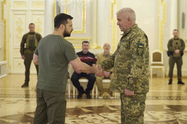 Archivo - El presidente de Ucrania, Volodimir Zelenski, condecora a un soldado.