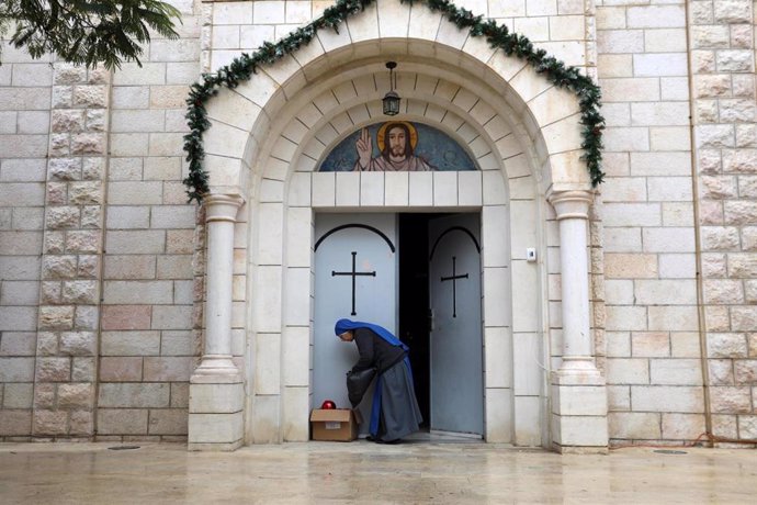 Una religiosa en una iglesia en Gaza (archivo).