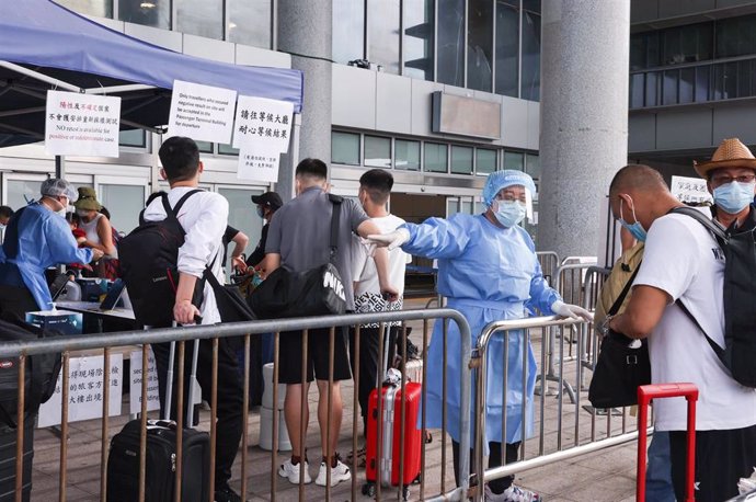 Instalaciones para llevar a cabo pruebas de coronavirus en el puerto de Shenzhen antes de entrar a China.