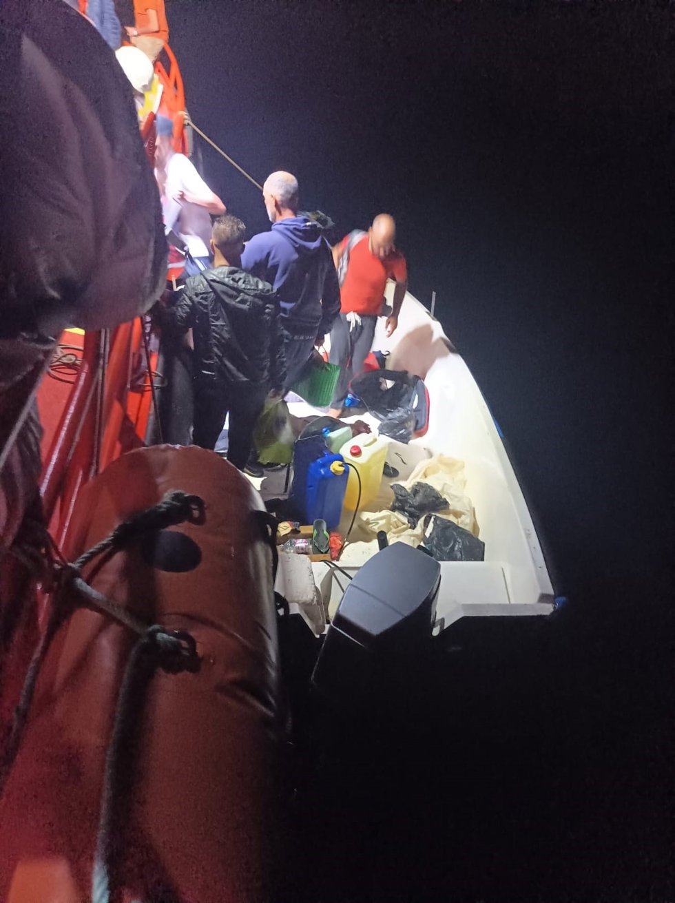 Archivo - Una de las pateras interceptadas frente a Garrucha (Almería) cuyos ocupantes han sido auxiliados por Salvamento Marítimo
