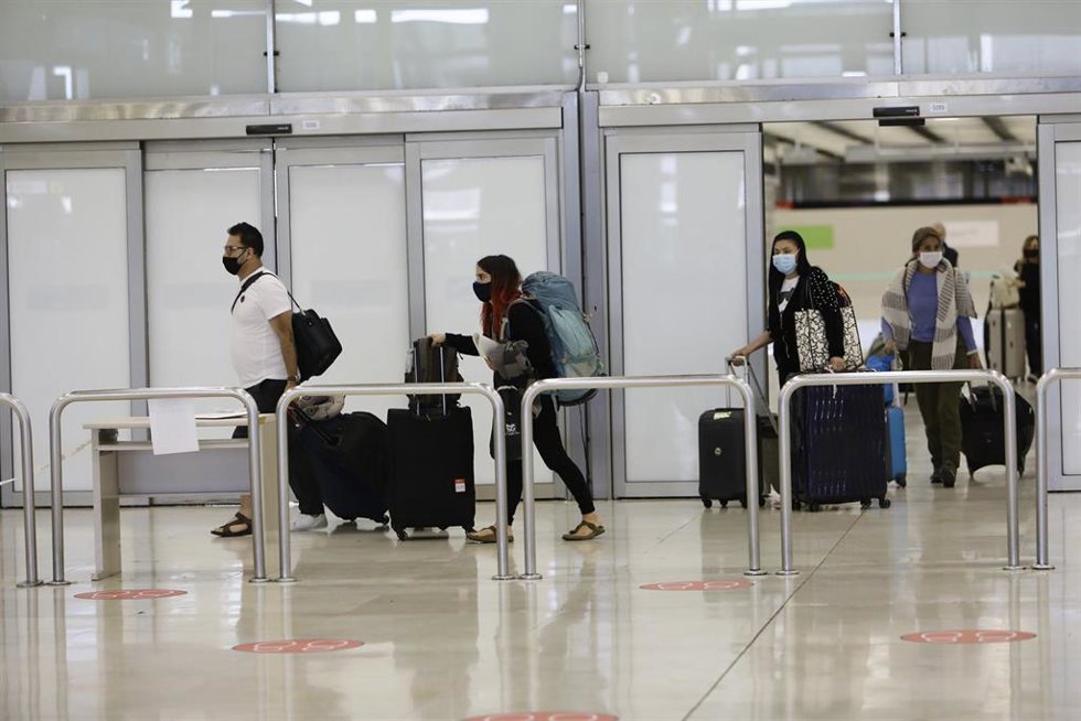 Archivo - Varios pasajeros llegan a un aeropuerto.