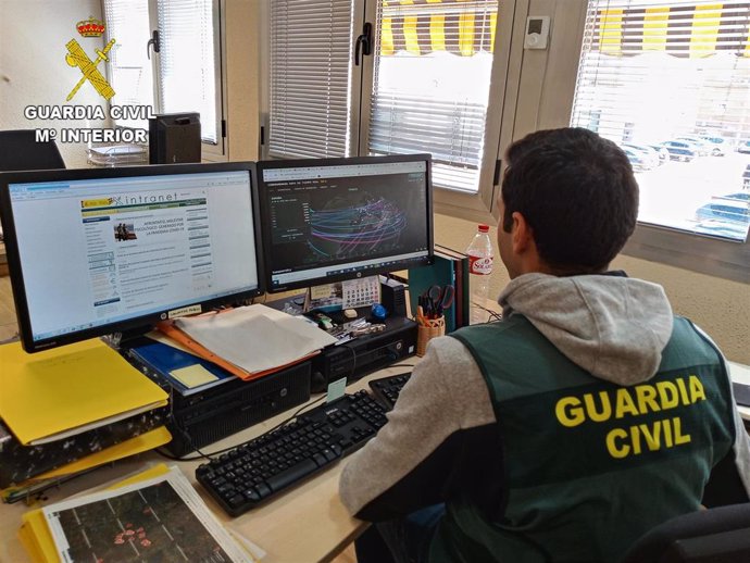 Archivo - Guardia Civil investiga una estafa en la venta de mascotas por Internet tras una denuncia puesta en Fuensalida (Toledo)