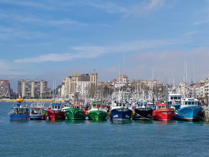 Archivo - Barcos pesqueros cántabros  en la Bahía de Santander