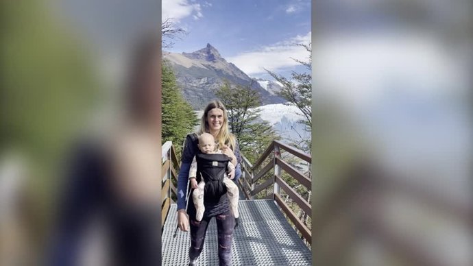 Esta enfermera pasa su baja de maternidad viajando con su bebé recién nacido