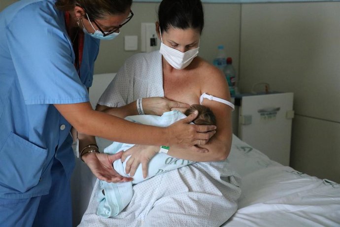 Archivo - Nacimiento en una hospital público andaluz.