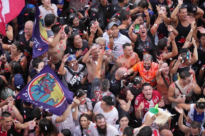 Una multitud de bilbaínos se concentran en la Plaza de Arriaga durante el txupín que da inicio a las Fiestas de Bilbao, a 20 de agosto de 2022, en Bilbao