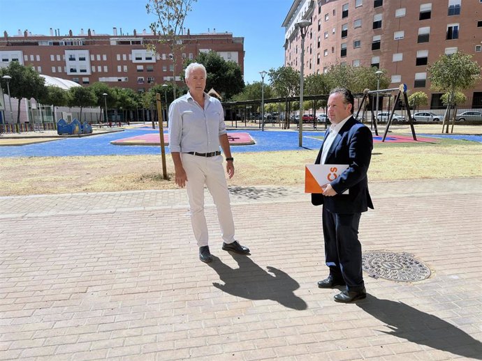 Los concejales de Cs Miguel Ángel Aumesquet y Lorenzo López en el Parque de la Rosaleda de Sevilla.