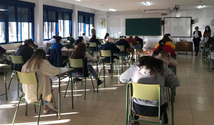 Archivo - Alumnos durante una clase en un instituto de Extremadura.
