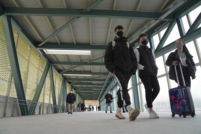 Archivo - Varias personas caminan por una pasarela en la nueva estación intermodal de Santiago de Compostela.