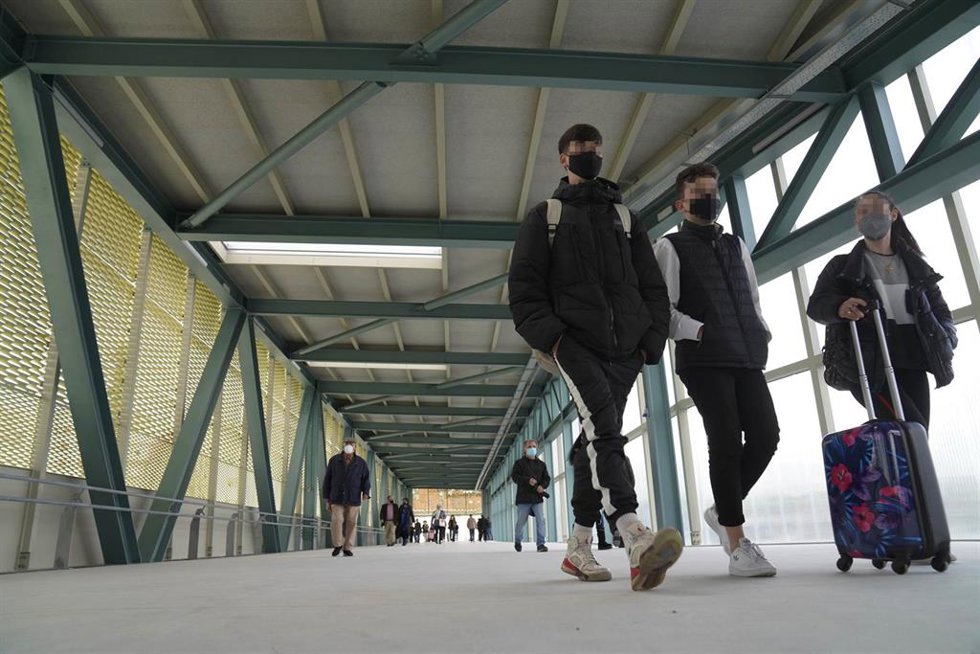 Archivo - Varias personas caminan por una pasarela en la nueva estación intermodal de Santiago de Compostela.
