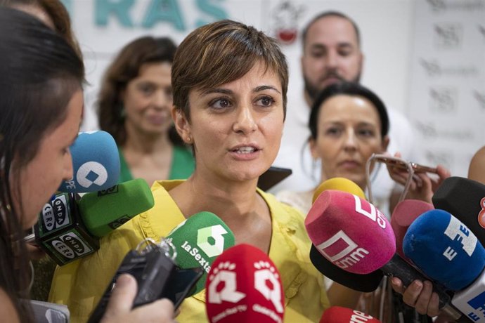 La ministra de Política Territorial y portavoz del Gobierno, Isabel Rodríguez atiende a los medios de comunicación durante su visita a Ciudad Real, a 18 de agosto de 2022, en Ciudad Real, Castilla La Mancha, (España). Durante su vista la portavoz del Go