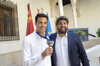 López Miras recibe a Miguel Ángel López y valora que los atletas de la Región "son espejos para miles de niños"