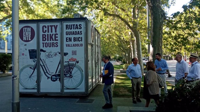 Visita de los concejales al punto donde se ubicará el préstamo de bicicletas para personas con discapacidad.