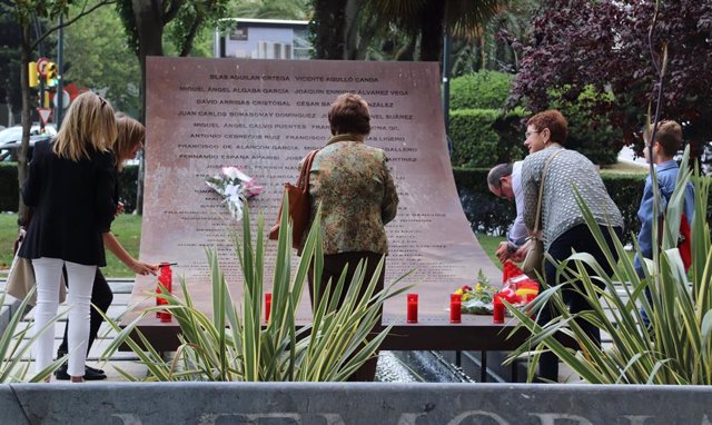 Archivo - Homenaje a las víctimas del Yak 42 en Zaragoza.