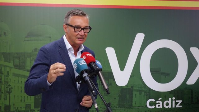 El portavoz de Vox en el Parlamento de Andalucía, Manuel Gavira, este lunes en una atención a los medios.
