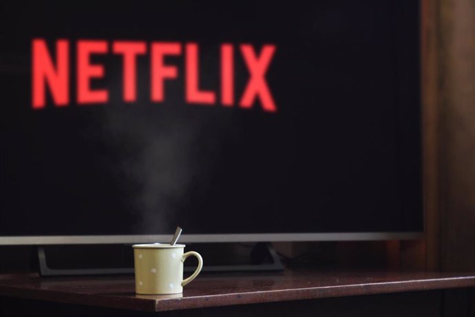 Un televisor con la pantalla de inicio de Netflix