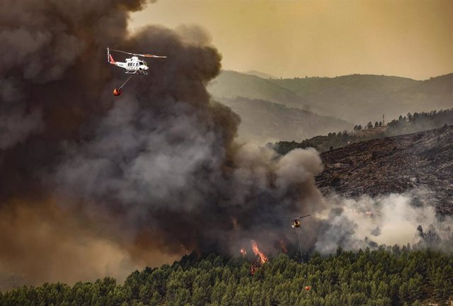 Un helicóptero trabaja en las labores de extinción de un incendio declarado en Bejís, a 17 de agosto de 2022, en Bejís, Castellón, Comunidad Valenciana (España).  El incendio ha calcinado ya en torno a 4.000 hectáreas en un perímetro de 50 kilómetros y ha